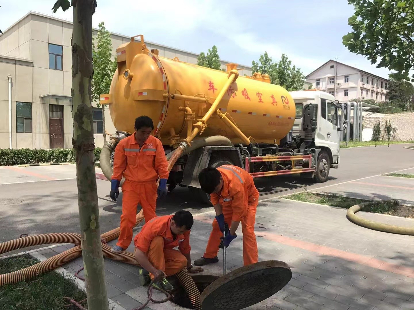 石排管道疏通车停在窨井附近