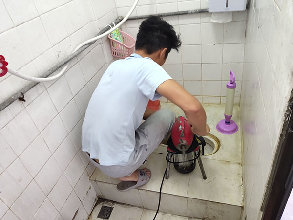 石排管道堵塞冒臭气 专业师傅现场解决问题