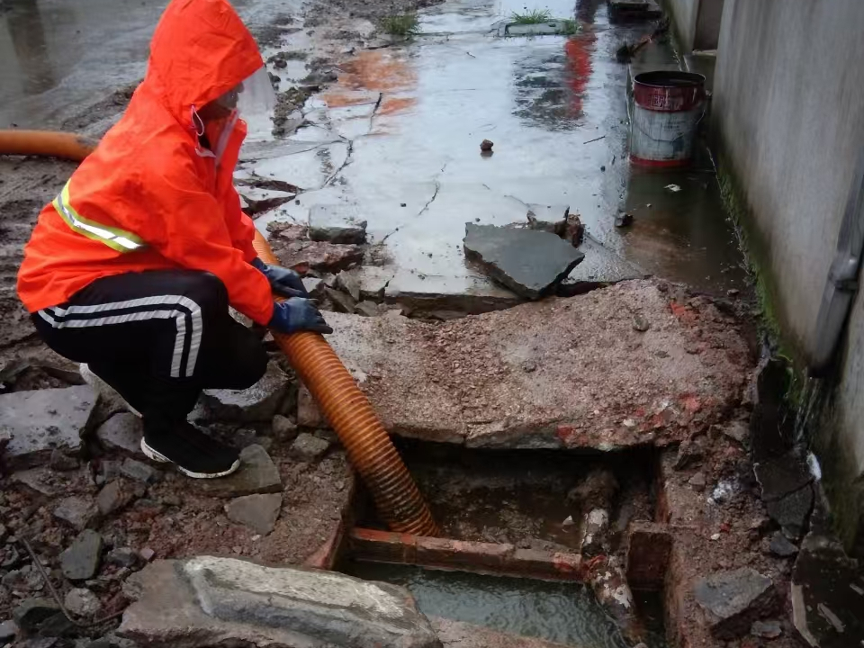 石排专业清理污水池 炜誉市政以规范流程守护城市 “肠道”