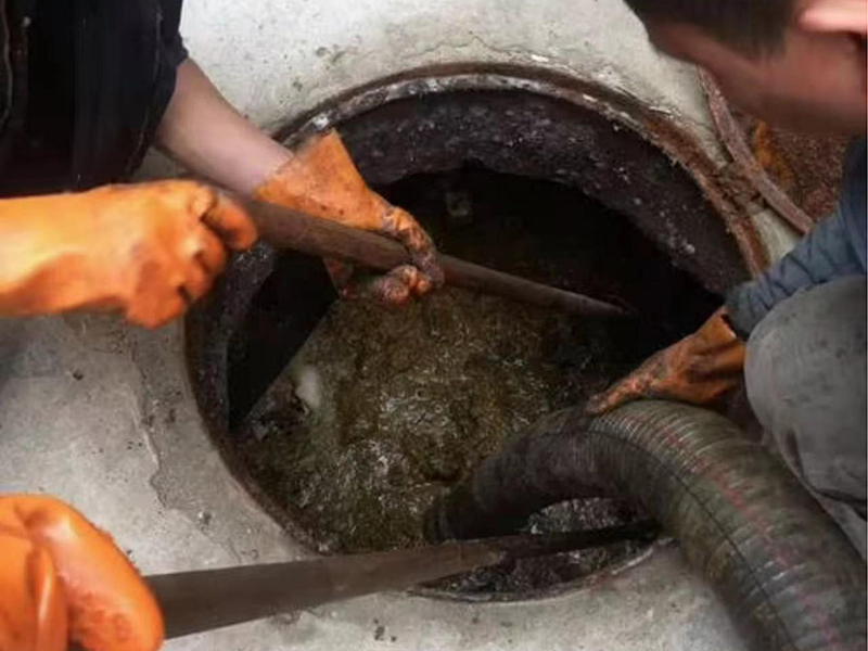 石排清理化粪池时如何避免沼气的危害？